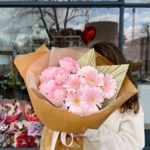 Букет "Розовые герберы и ранункулюсы"