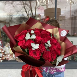 Red roses and eukaliptus