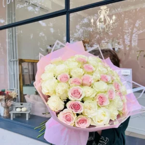 Белые и розовые розы