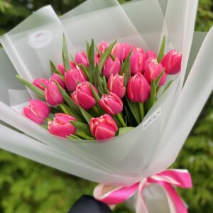 Букет малиновых тюльпанов 1