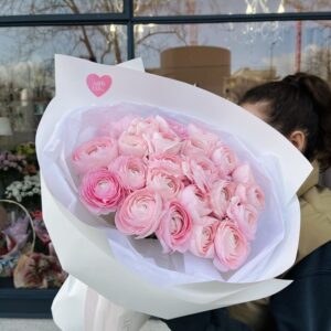 Розовый букет из ранункулюсов 1
