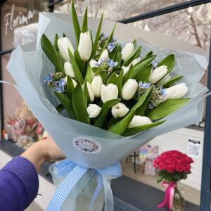 Букет из белых тюльпанов и оксипеталума 1