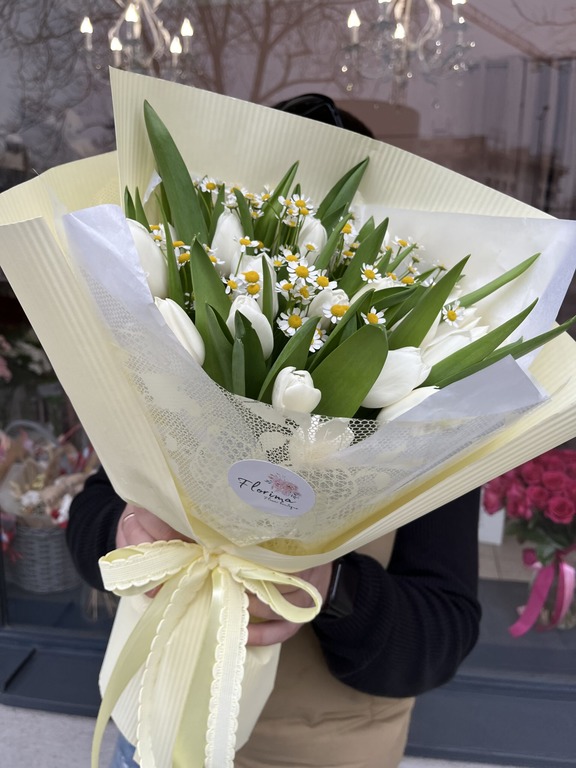 Bukiet "White tulips and daisies" 1