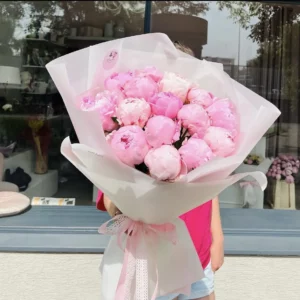 Розовый букет с пионами