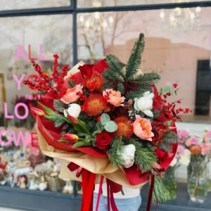 Рождественский букет #24 с пионовидной розой и падубой