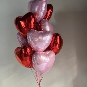 Букет из розовых и красных фольгированных сердечек
