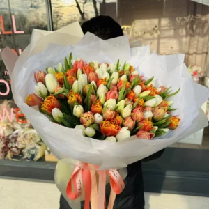 Букет тюльпанов микс белый и оранжевый