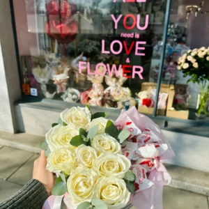 Цветочная коробка "Белая роза с Рафаэлло"