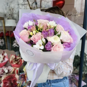 Букет "Фиолетовый микс": роза, фрезия, тюльпан