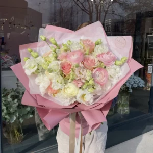 Букет из эустомы, ранункулюсов и роз