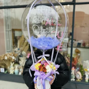 Цветочная коробка фрезия с воздушным шаром с перьями и надписью