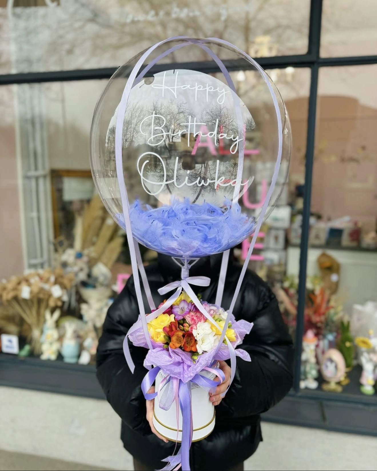 Flowerbox frezja z balonem z piórkami i napisem