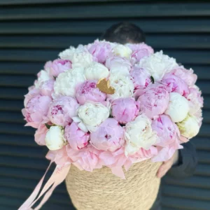 #3 Корзина с розовыми и белыми пионами