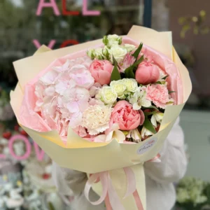 Букет #17 с гортензией и пионами Etched Salmon