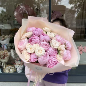 Букет #4 Розовый пион и веточка розы