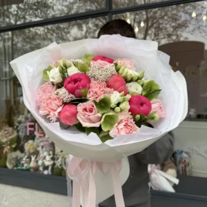 Букет #1 с пионами Coral Charm