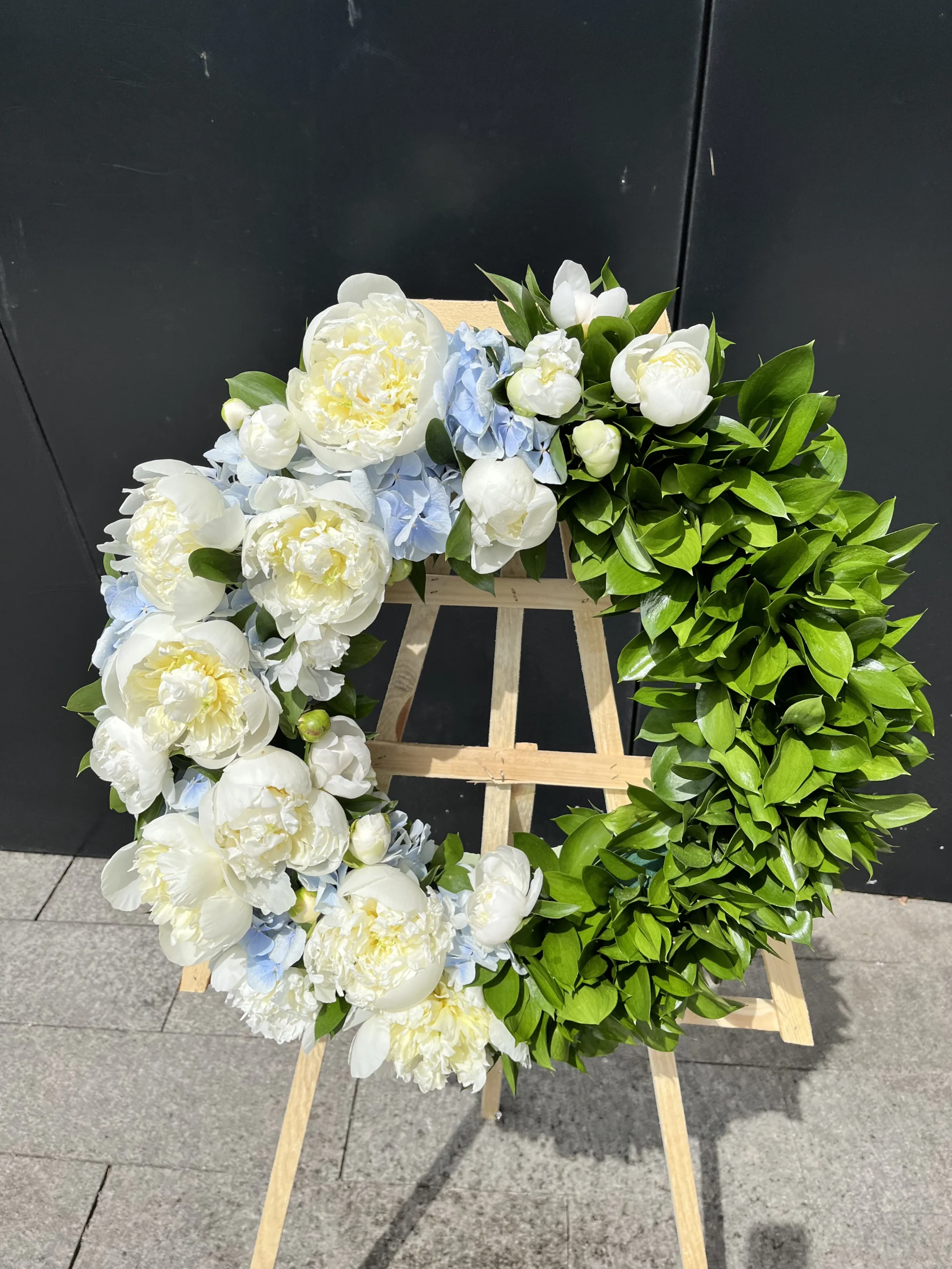 Траурный венок #1 белый пион и гортензия