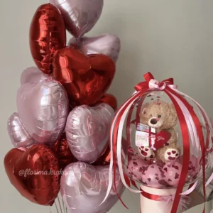 Набор воздушных шаров #87 букет сердечек и коробка с плюшевым мишкой в шариках