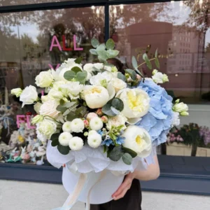 Цветочная коробка #5 гортензия и белый пион