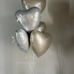 Букет из кремовых сердечек и серебряной фольги