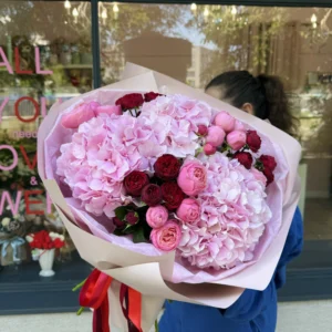 Букет #44 с гортензией и пионовидными розами