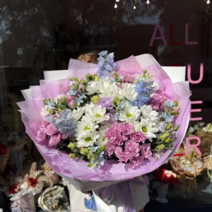 Букет #61 с хризантемой и живокостью