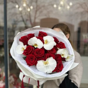 Букет #81: красные розы и орхидея