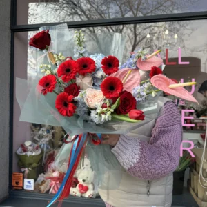 Букет #85 с дельфиниумом и красной розой.