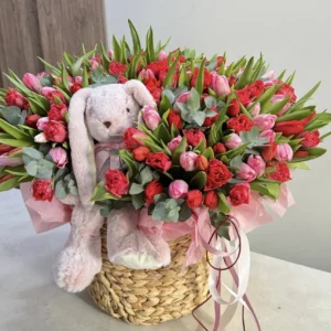 151 тюльпан в корзинке с кроликом
