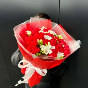 Букет #91: красные тюльпаны и фрезии